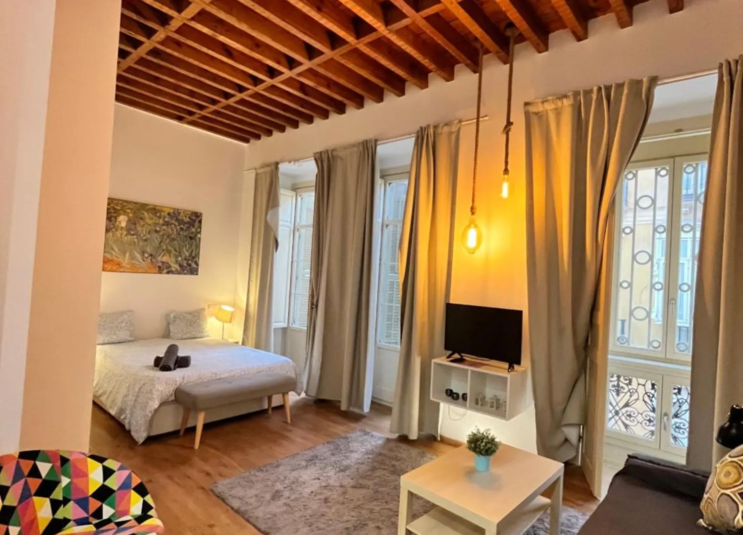 Larios Deluxe Studio location
